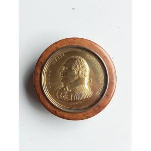 Snuff Box With A Gold Medal Depicting Louis XVIII, King Of France, Signed By Chamion, 19th Century (restoration Period)