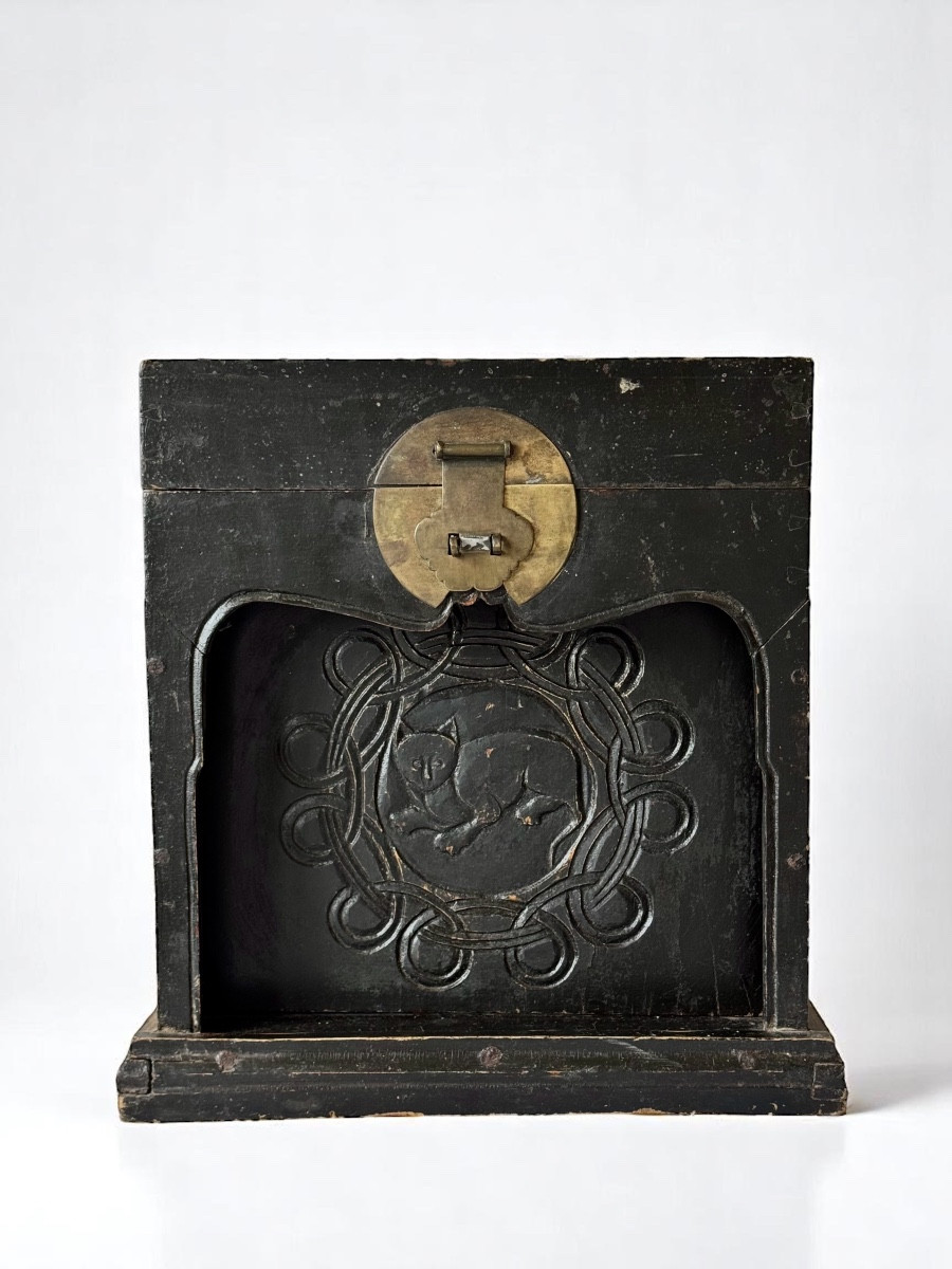 Coffre japonais en bois noir, chat de bonne fortune - Époque Meiji