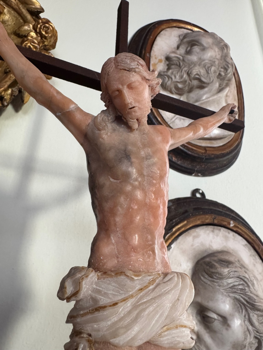 Christ en albâtre rose. XVIIIe siècle