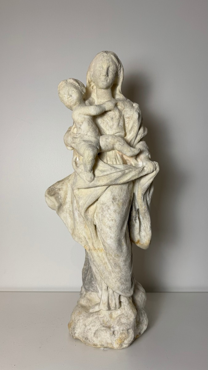 Vierge à l'Enfant en marbre statuaire - XVIe siècle
