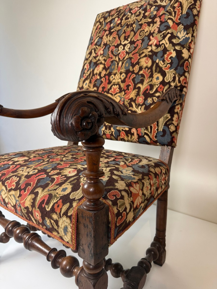 Carved Walnut Armchair - 17th Century, Lombardy -photo-1