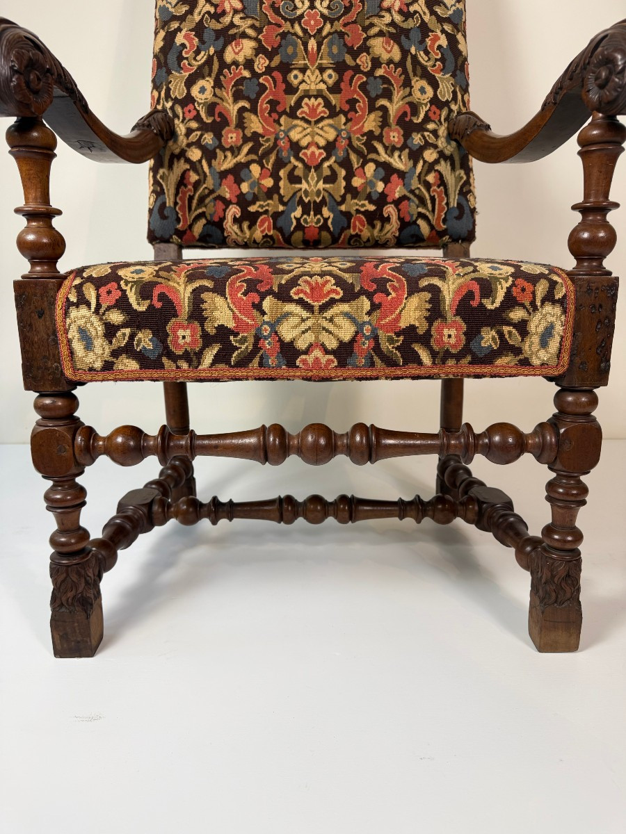 Carved Walnut Armchair - 17th Century, Lombardy -photo-3