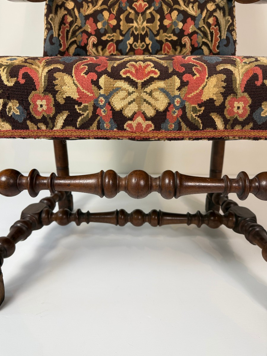 Carved Walnut Armchair - 17th Century, Lombardy -photo-4