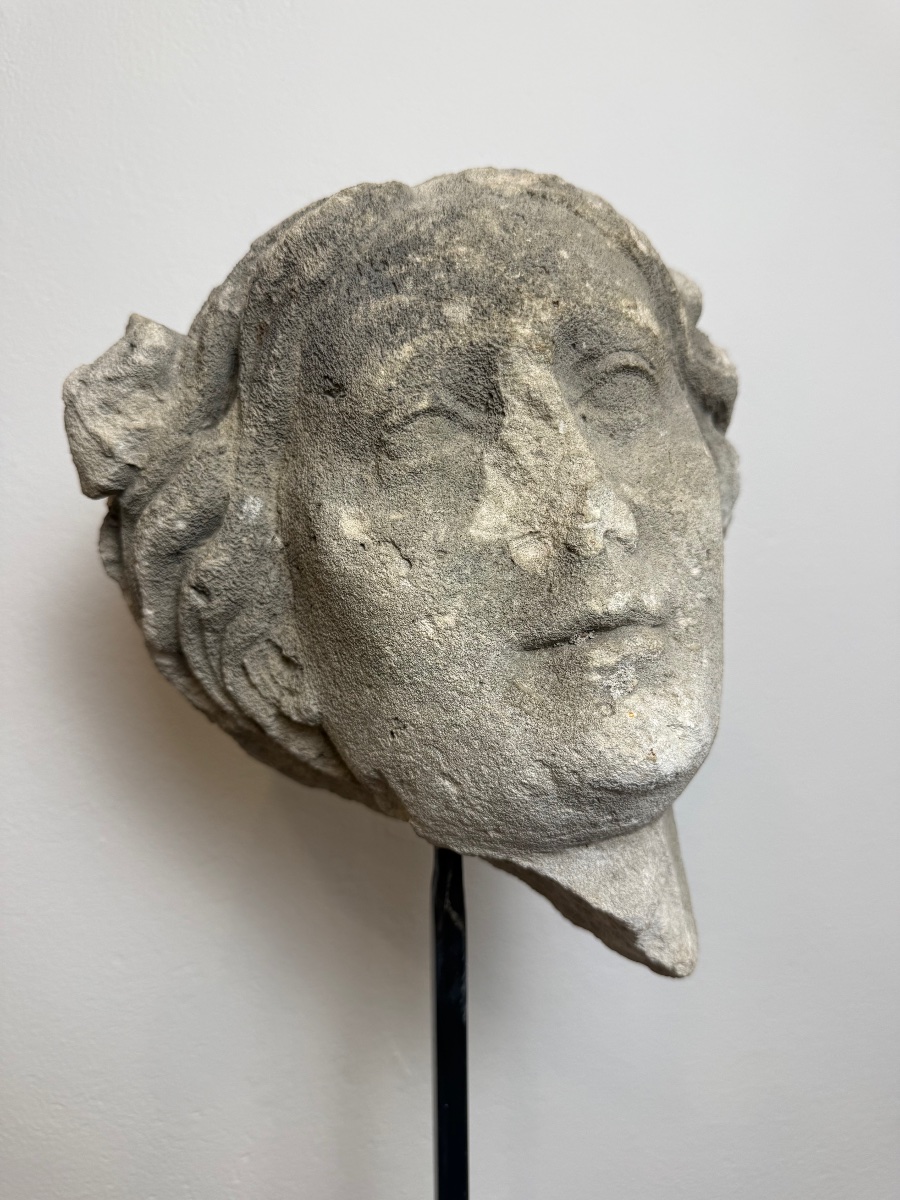 Sculpture en pierre représentant un visage de femme. XVIIIe siècle