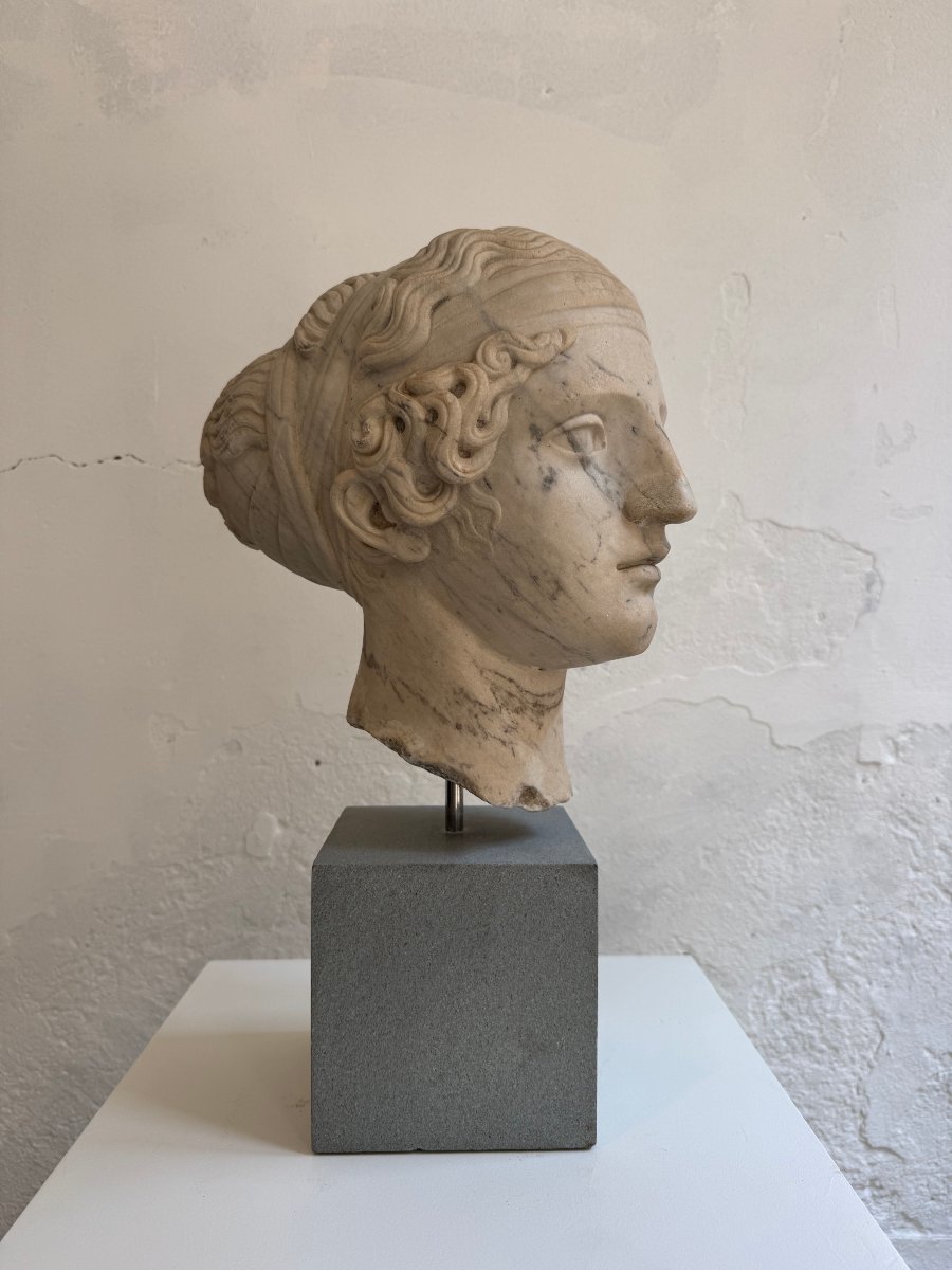 Sculpture en marbre représentant la tête d'une jeune femme - seconde moitié du XIXe siècle-photo-1