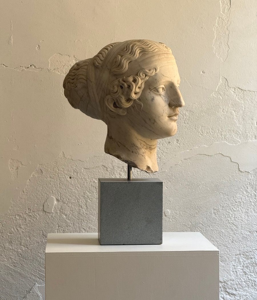 Sculpture en marbre représentant la tête d'une jeune femme - seconde moitié du XIXe siècle