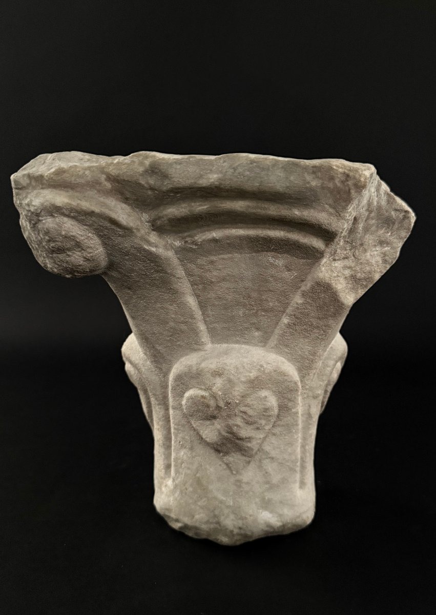 Fragment de chapiteau roman en marbre - XIIe siècle. Italie