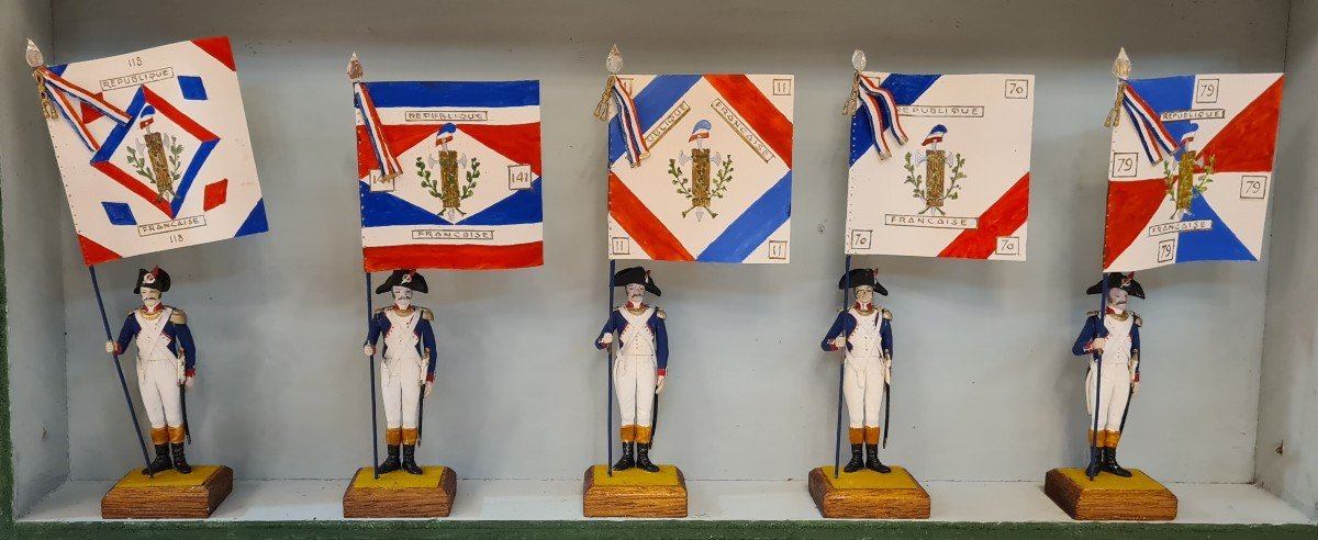 Coffret vitrine figurine soldat porte drapeau armée Francaise Napoléonienne -photo-2