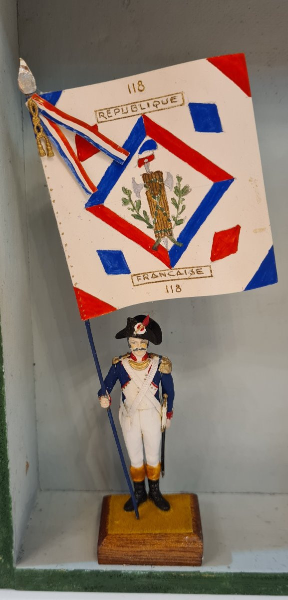 Coffret vitrine figurine soldat porte drapeau armée Francaise Napoléonienne -photo-2