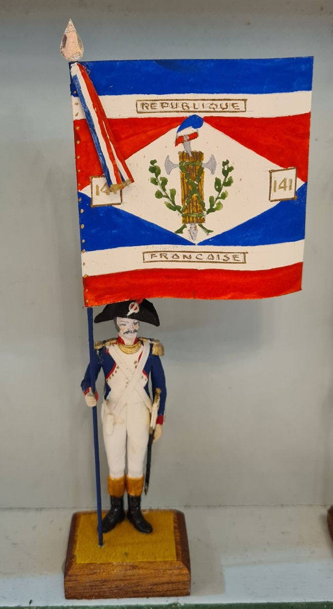 Coffret vitrine figurine soldat porte drapeau armée Francaise Napoléonienne -photo-3