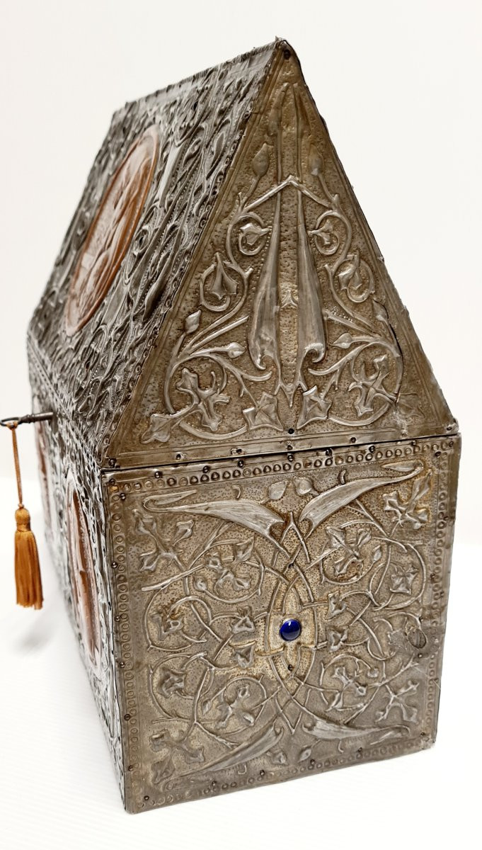 Coffret Alfred Daguet boite châsse art nouveau décor gothique étain repoussé -photo-3