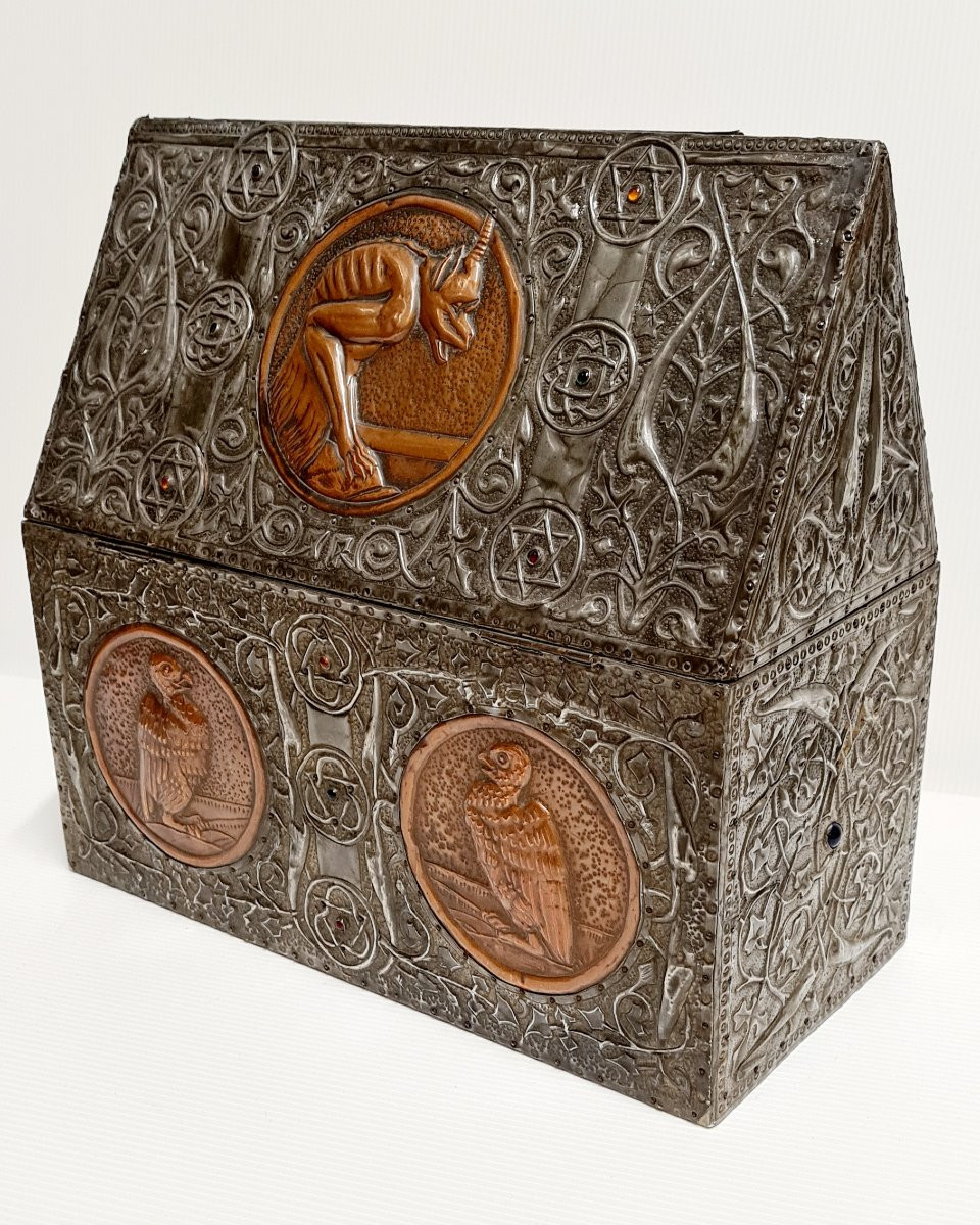 Coffret Alfred Daguet boite châsse art nouveau décor gothique étain repoussé -photo-4