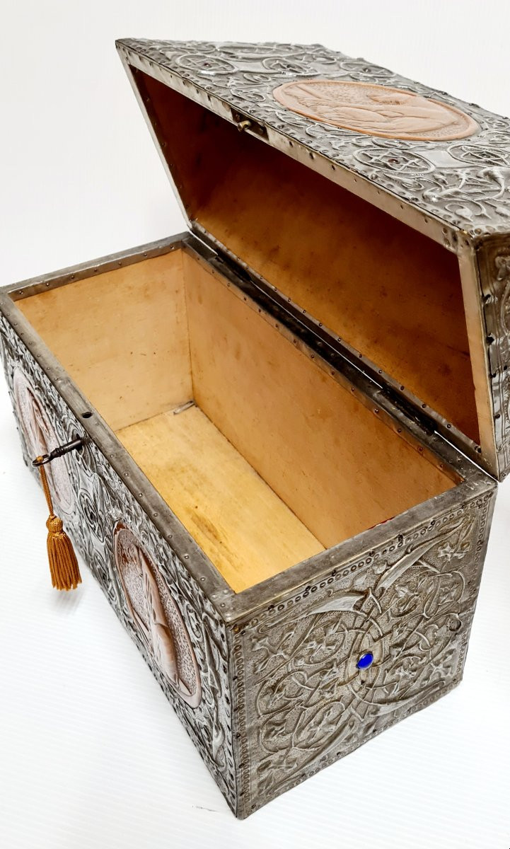 Coffret Alfred Daguet boite châsse art nouveau décor gothique étain repoussé -photo-6
