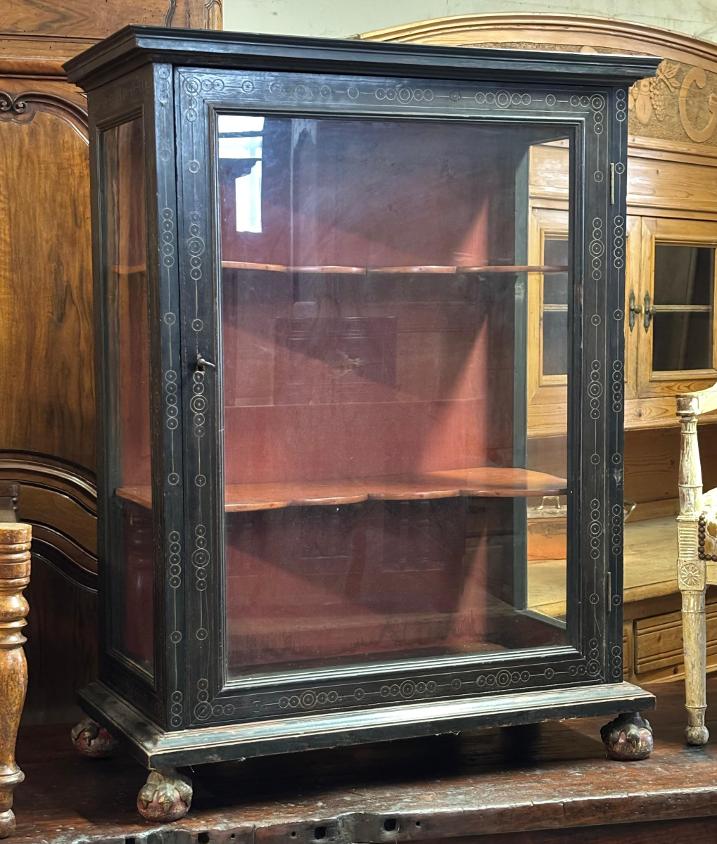 Vitrine de présentation marquetée