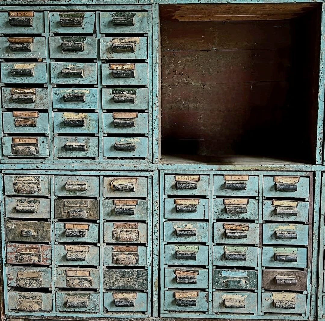 A Professional-style Cabinet With Drawers-photo-2