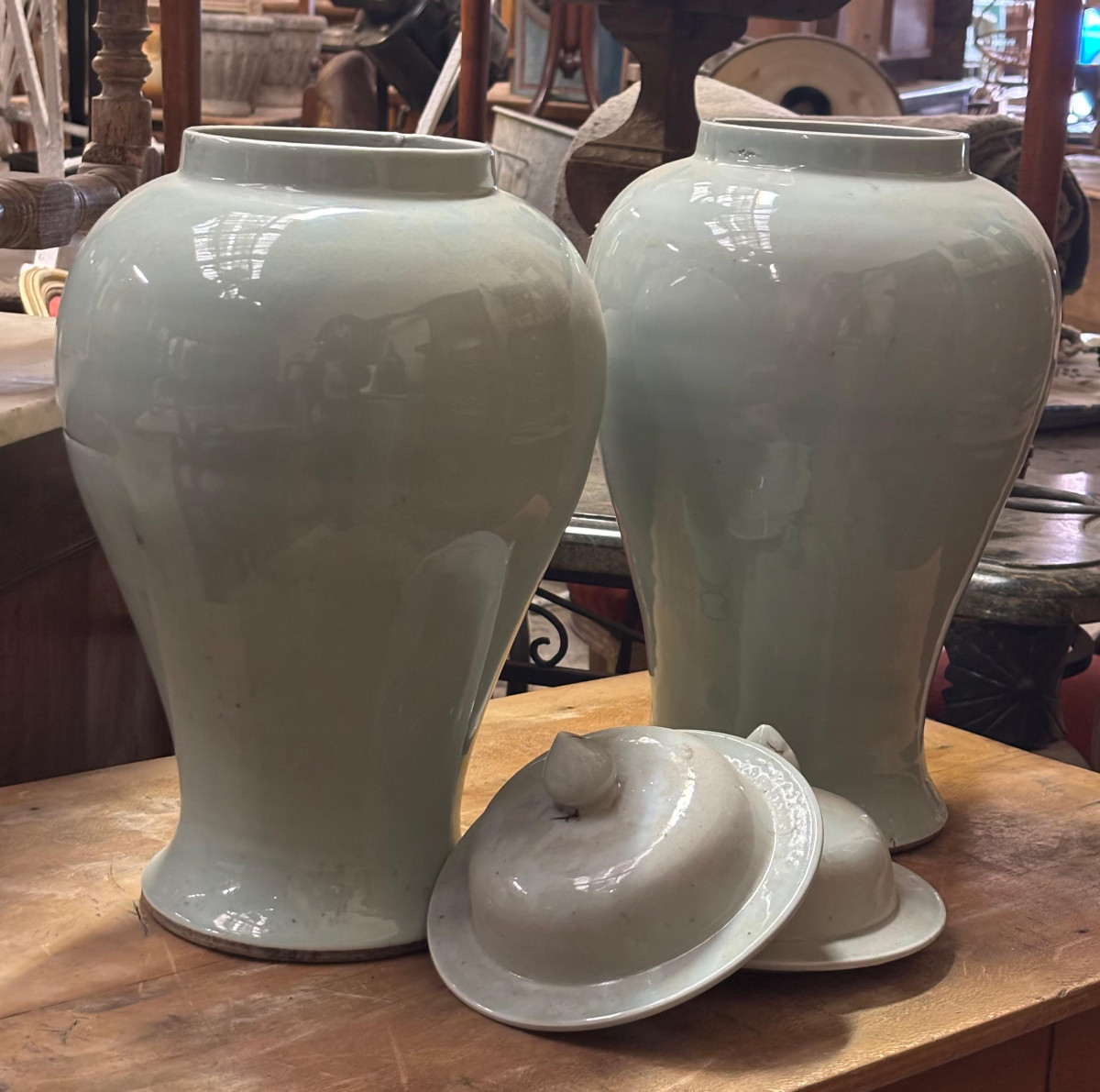 Paire de pots couverts en porcelaine émaillée 