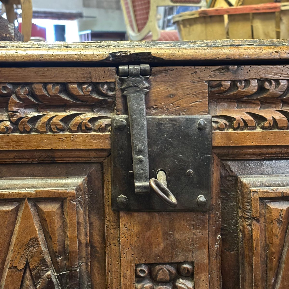 Coffre en bois sculpté-photo-2