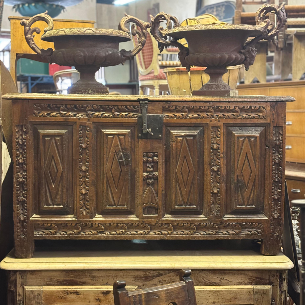 Coffre en bois sculpté