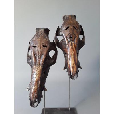 Deux Crânes De Cochon Sauvage Sculptés