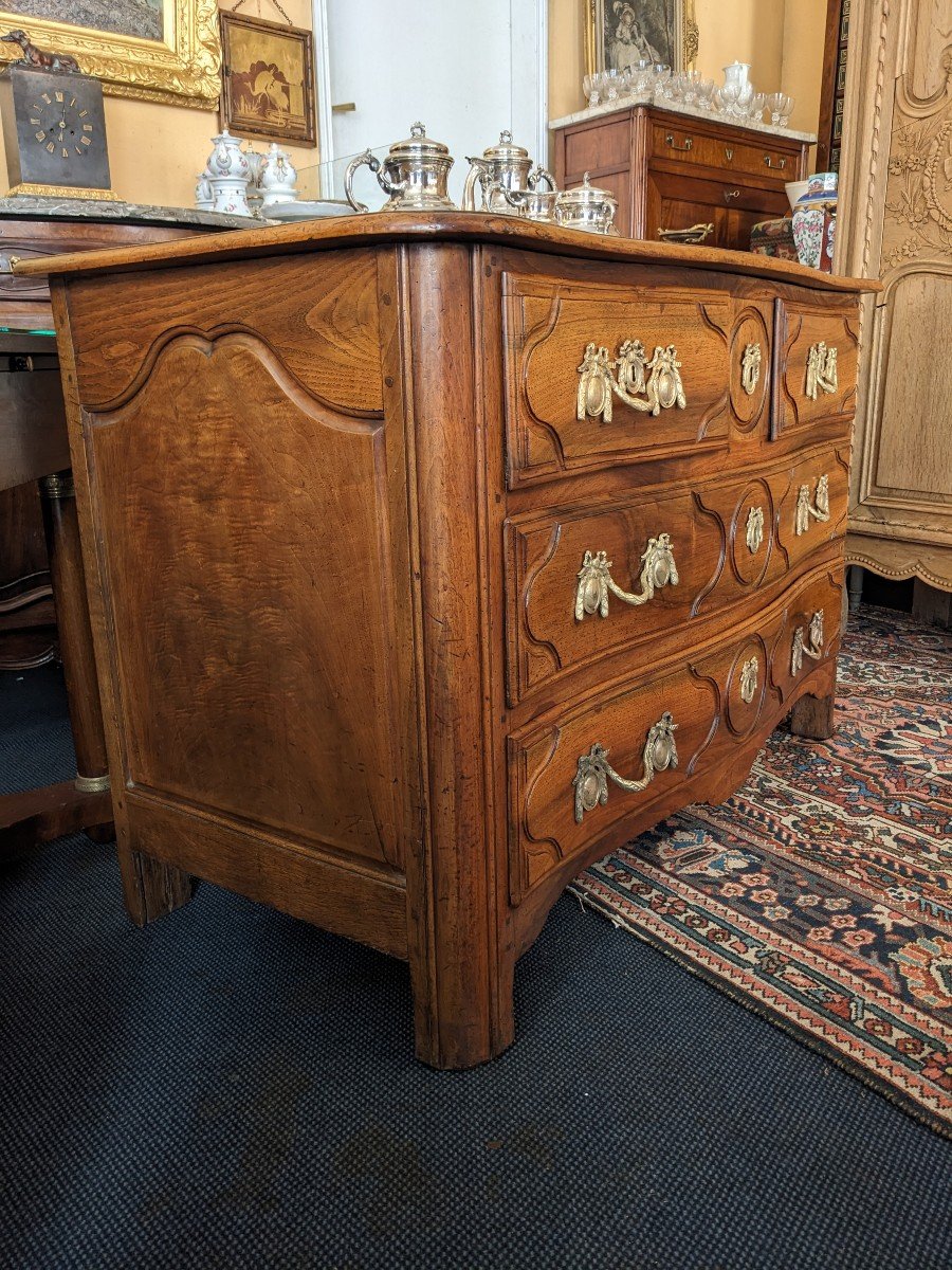 Louis XV Period Chest Of Drawers In Walnut With A So-called "parisian" Curved Front.-photo-4
