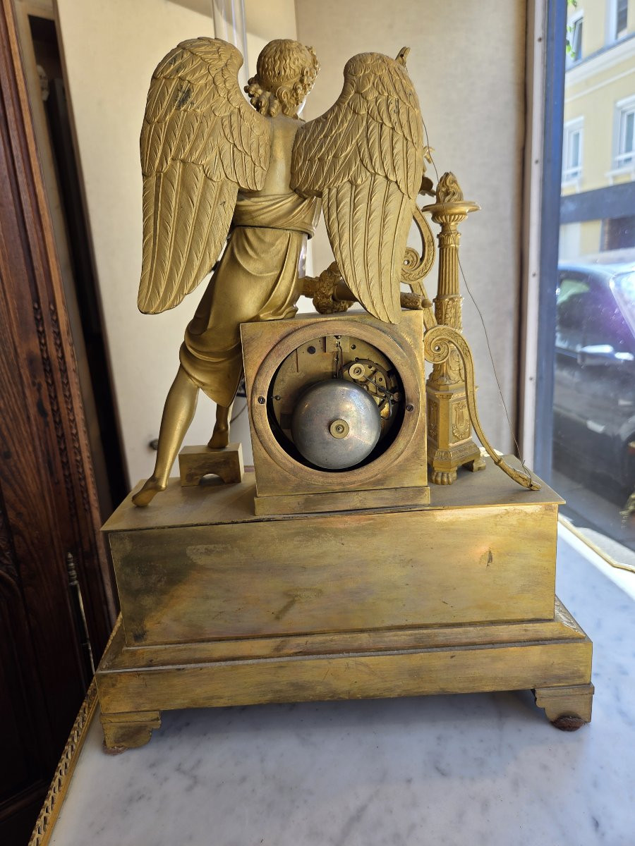 Grande pendule en bronze doré d'époque Empire  en parfait état de marche .-photo-3
