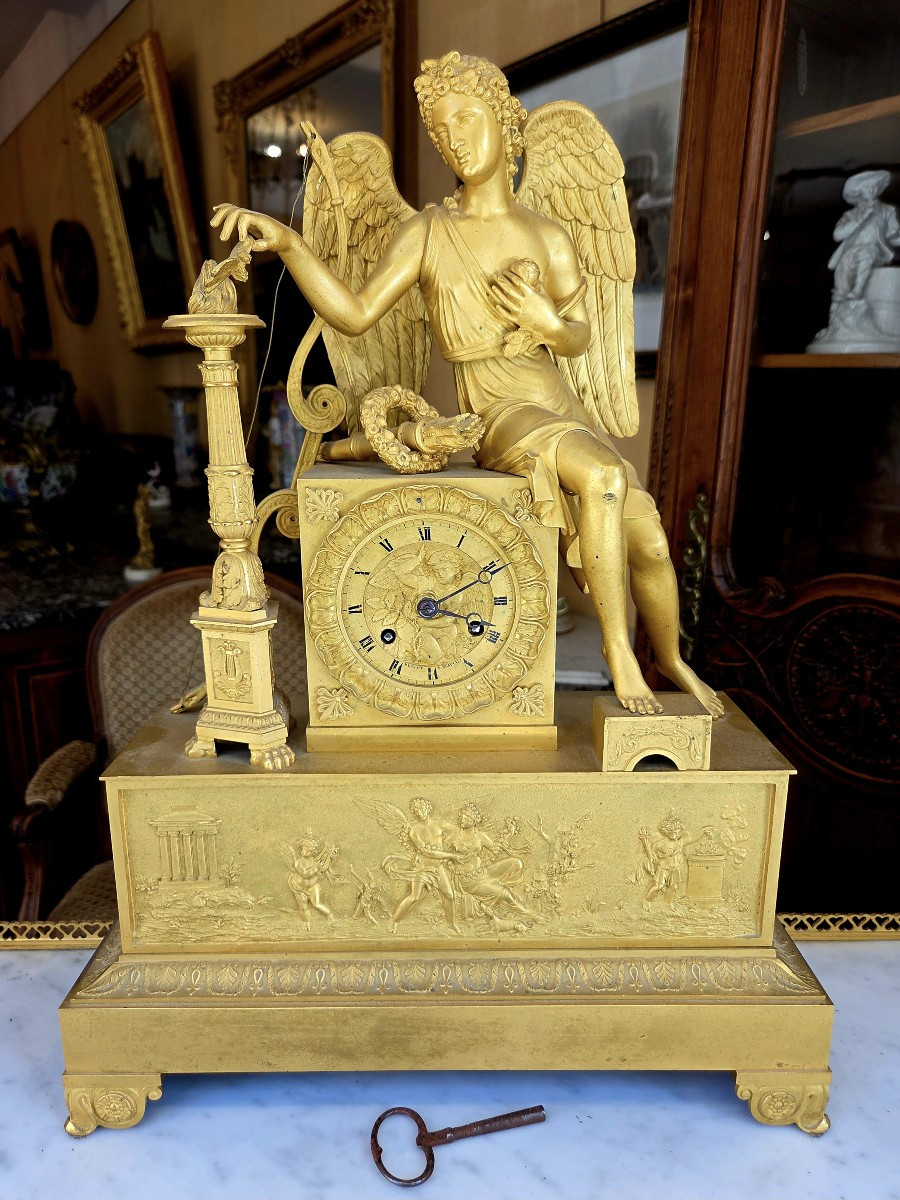 Grande pendule en bronze doré d'époque Empire  en parfait état de marche .