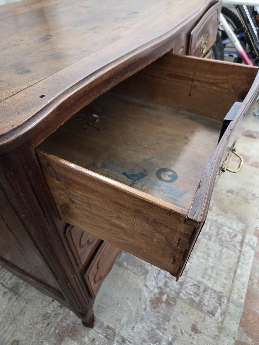 Commode d'époque Louis XV galbée en noyer .-photo-4