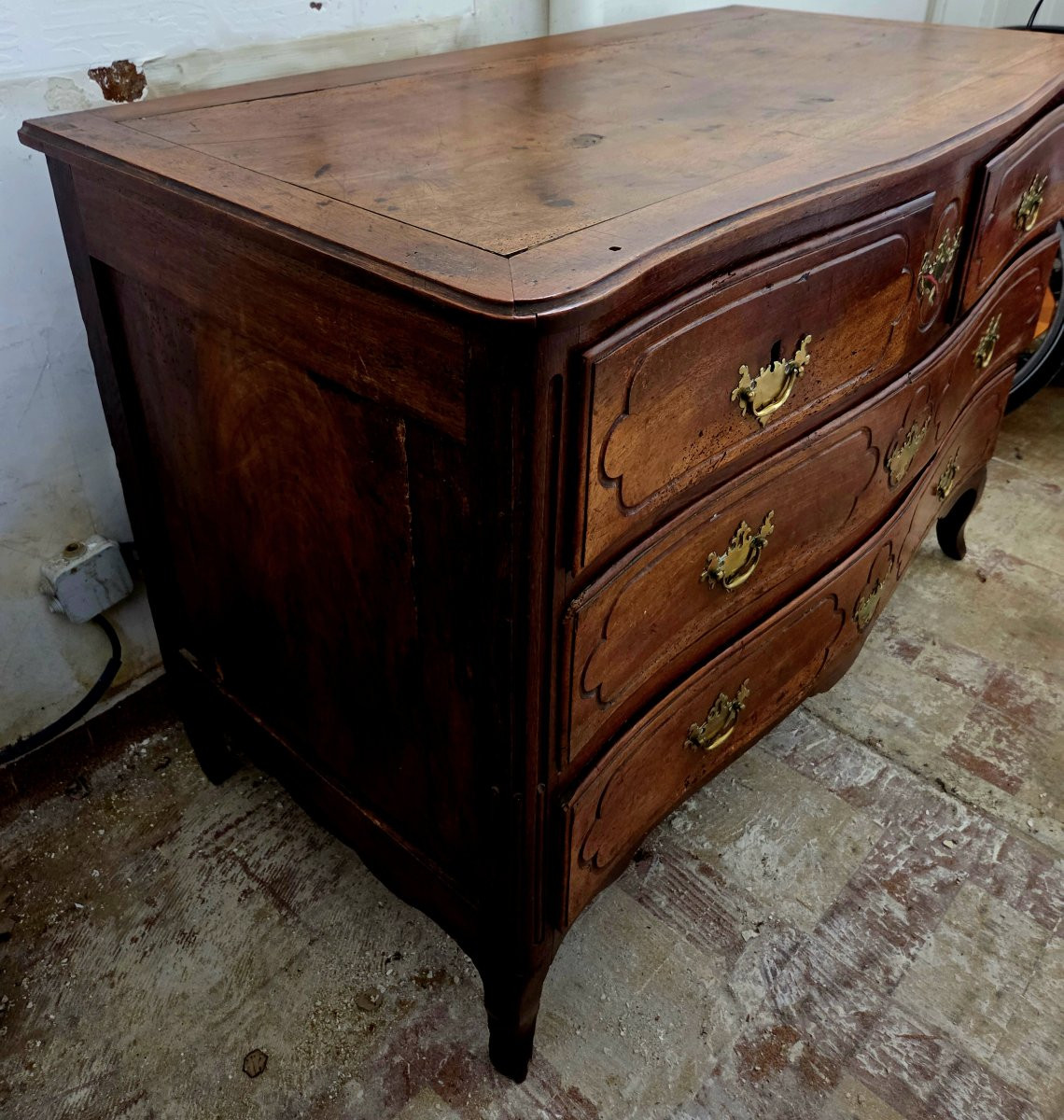Commode d'époque Louis XV galbée en noyer .-photo-2