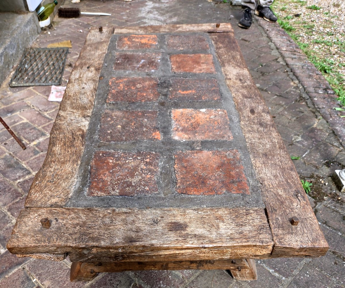Table basse en chêne rustique et à dessus pavé .-photo-3