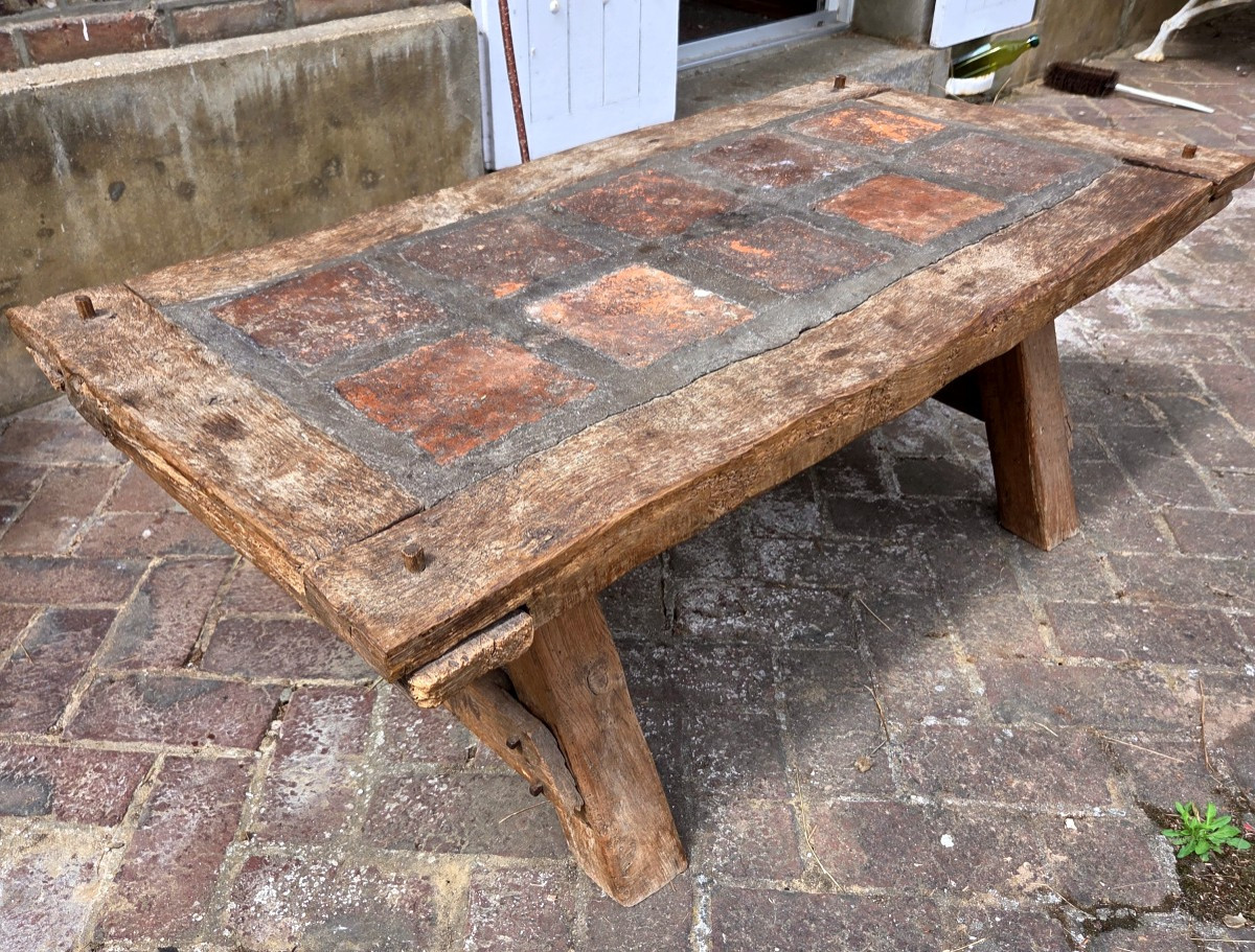 Table basse en chêne rustique et à dessus pavé .