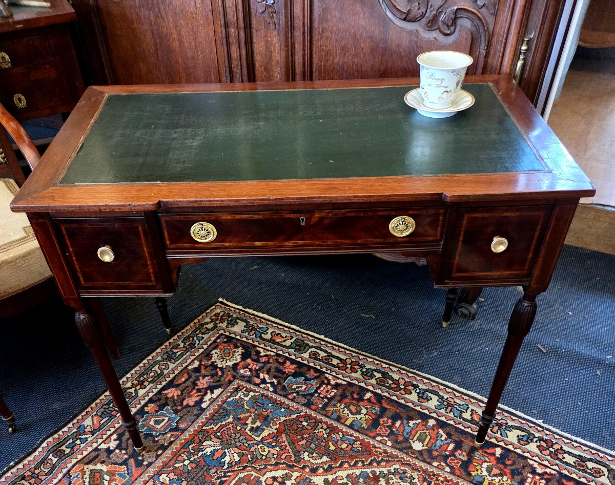 Petit bureau plat en acajou de style anglais 