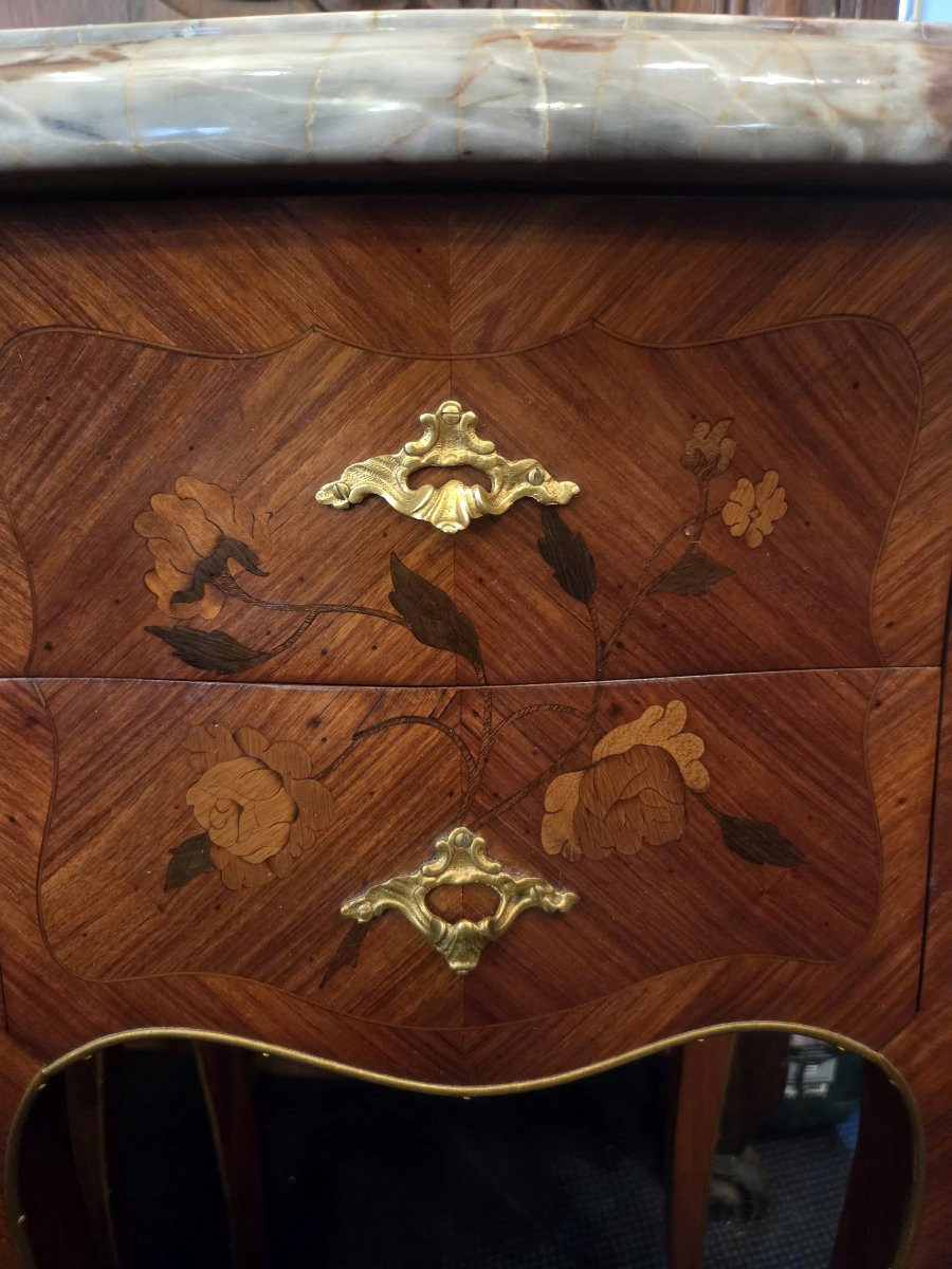 Paire de chevets de style Louis XV en marqueterie florale .-photo-2
