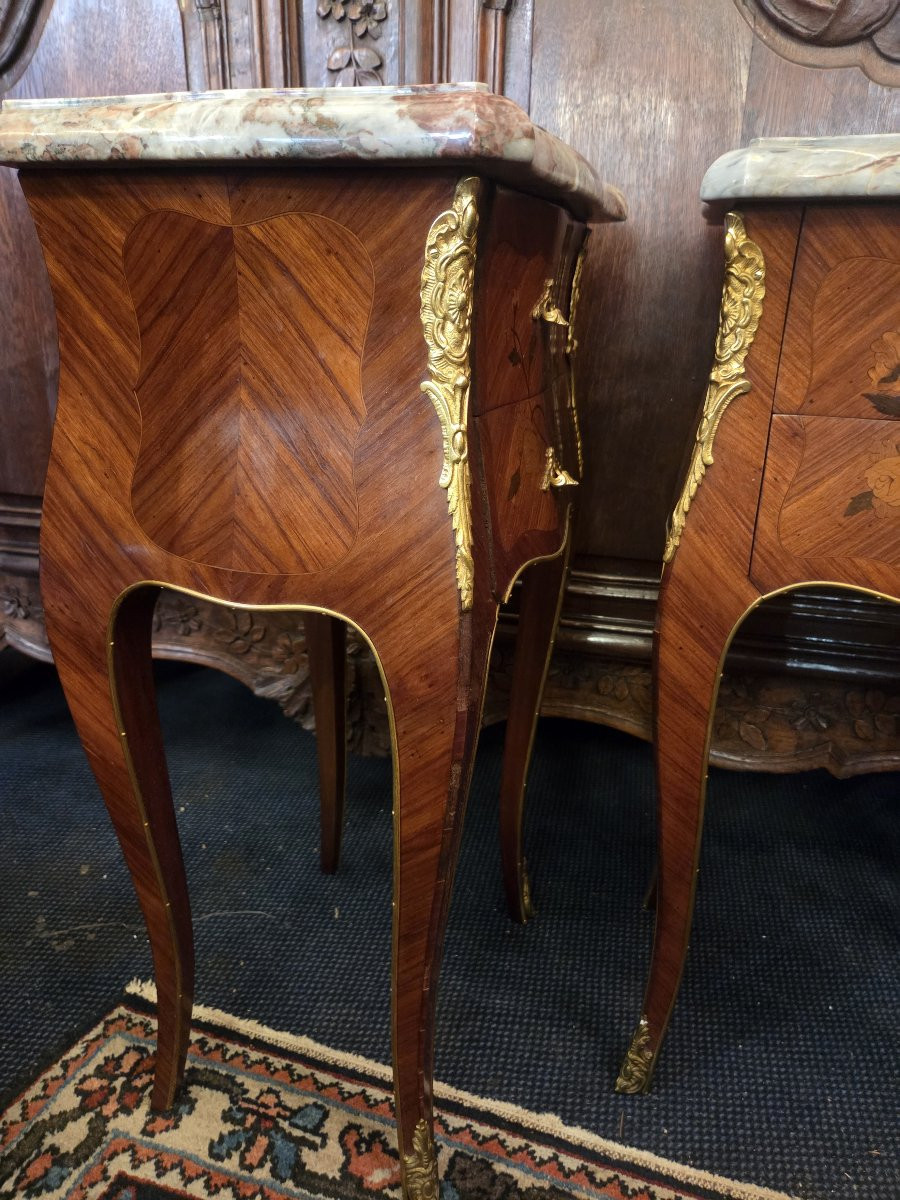 Paire de chevets de style Louis XV en marqueterie florale .-photo-1