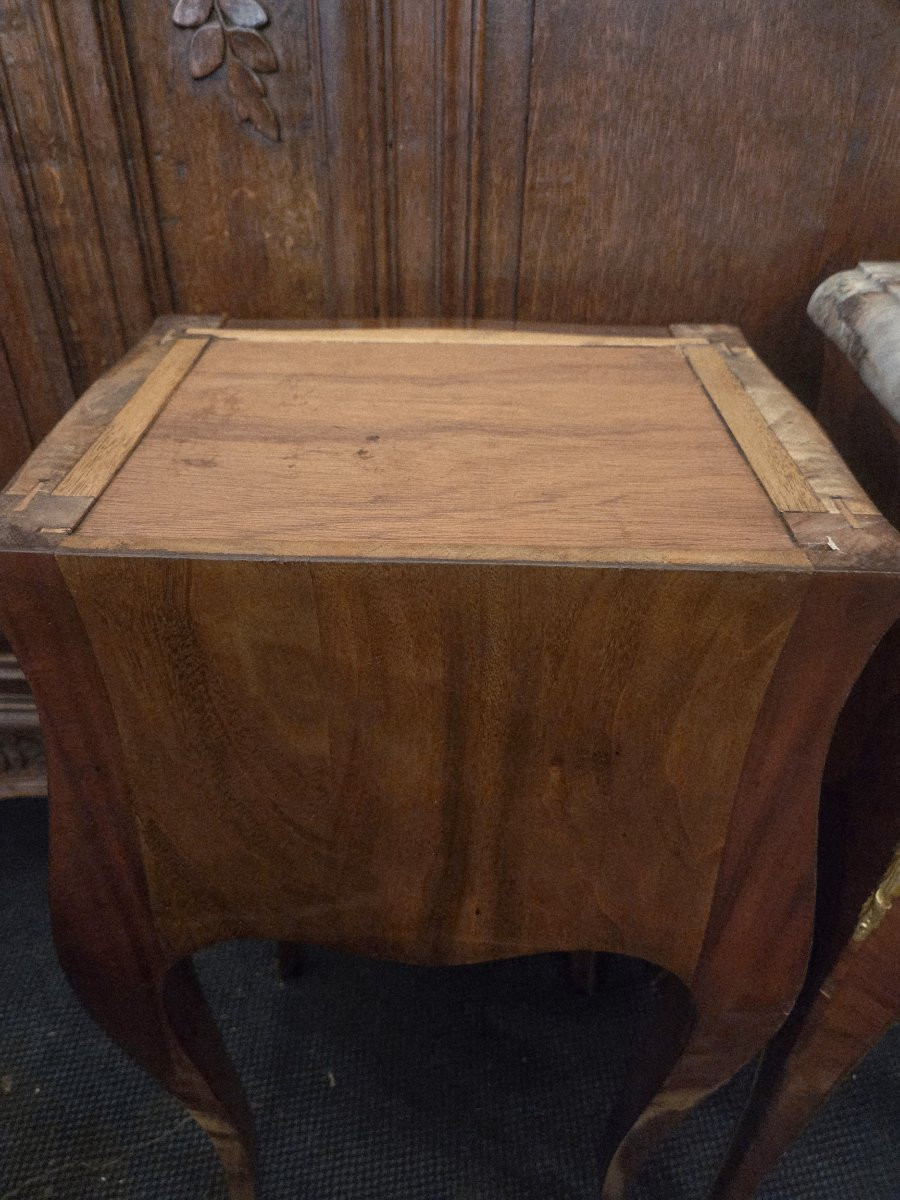 Paire de chevets de style Louis XV en marqueterie florale .-photo-2