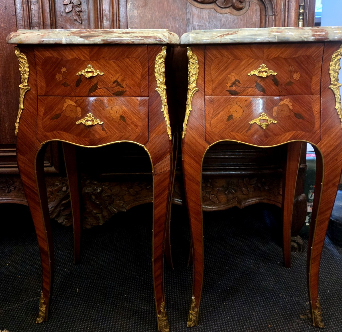 Paire de chevets de style Louis XV en marqueterie florale .