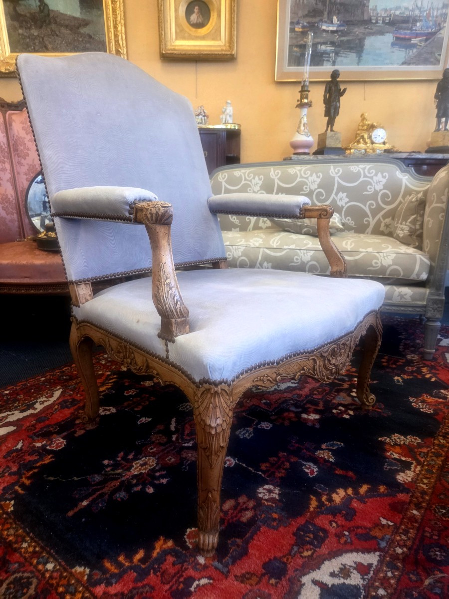 Large fauteuil d'époque Régence en noyer sculpté