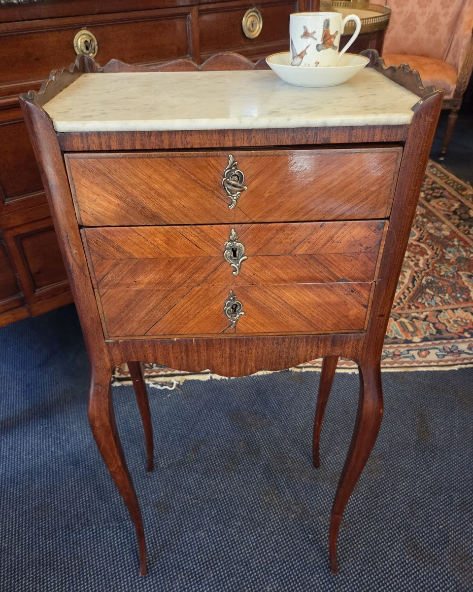 Table chiffonnière d'époque Louis XV en bois de placage et acajou