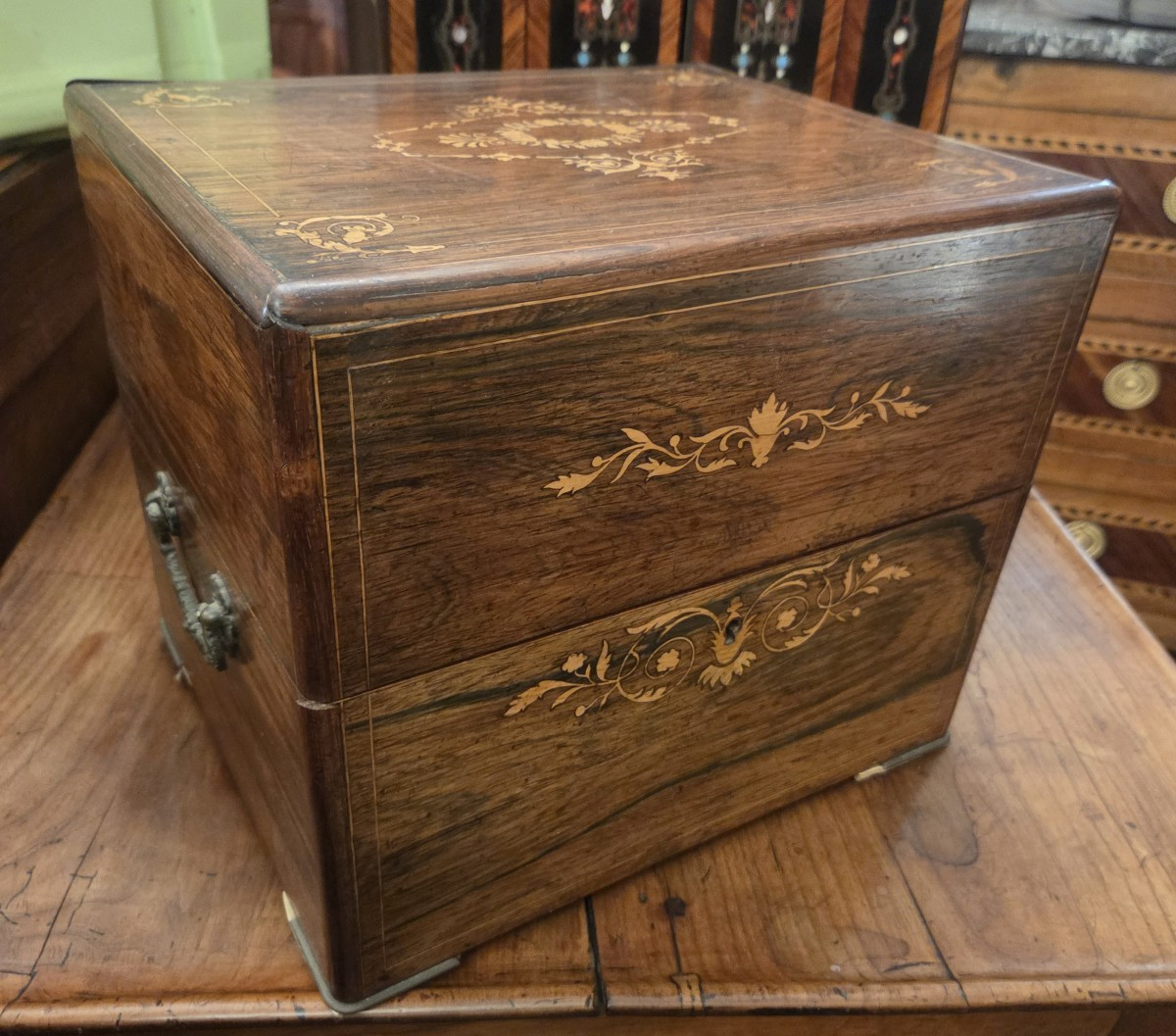 Cave à liqueurs d'époque Charles X en palissandre et filets de bois clairs