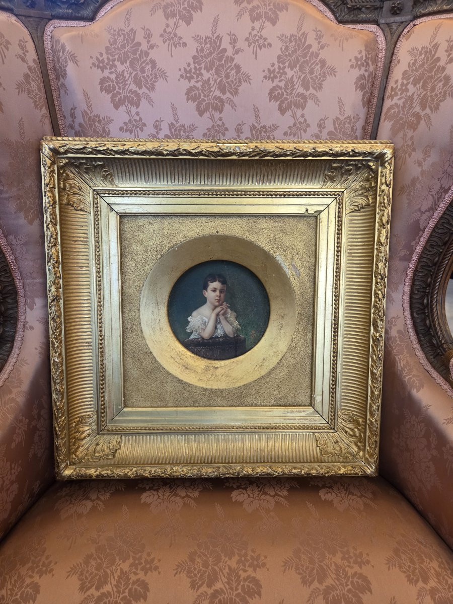 Portrait d'enfant sur céramique signé C.B. 1890 dans son cadre doré.-photo-2