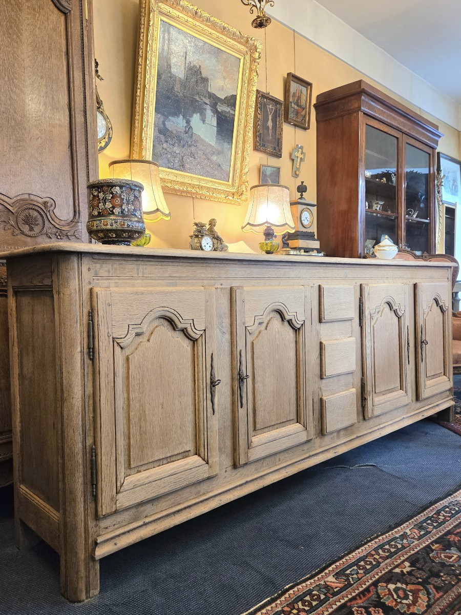 Buffet , enfilade à quatre portes et trois tiroirs en chêne éclairci fin XIXème .