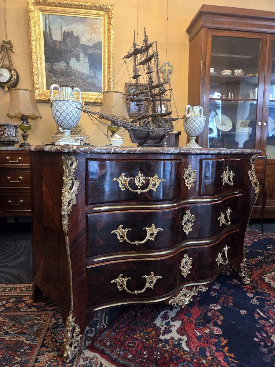 Commode d'époque Régence à façade arbalète en placage d'amarante-photo-2