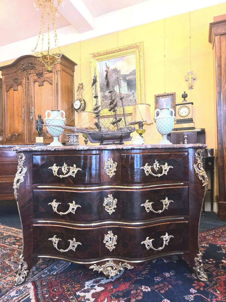 Commode d'époque Régence à façade arbalète en placage d'amarante-photo-3