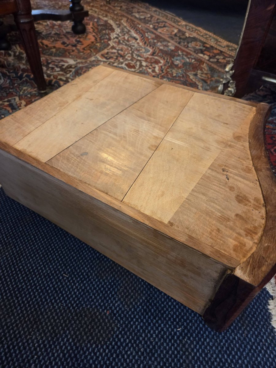 Commode d'époque Régence à façade arbalète en placage d'amarante-photo-4