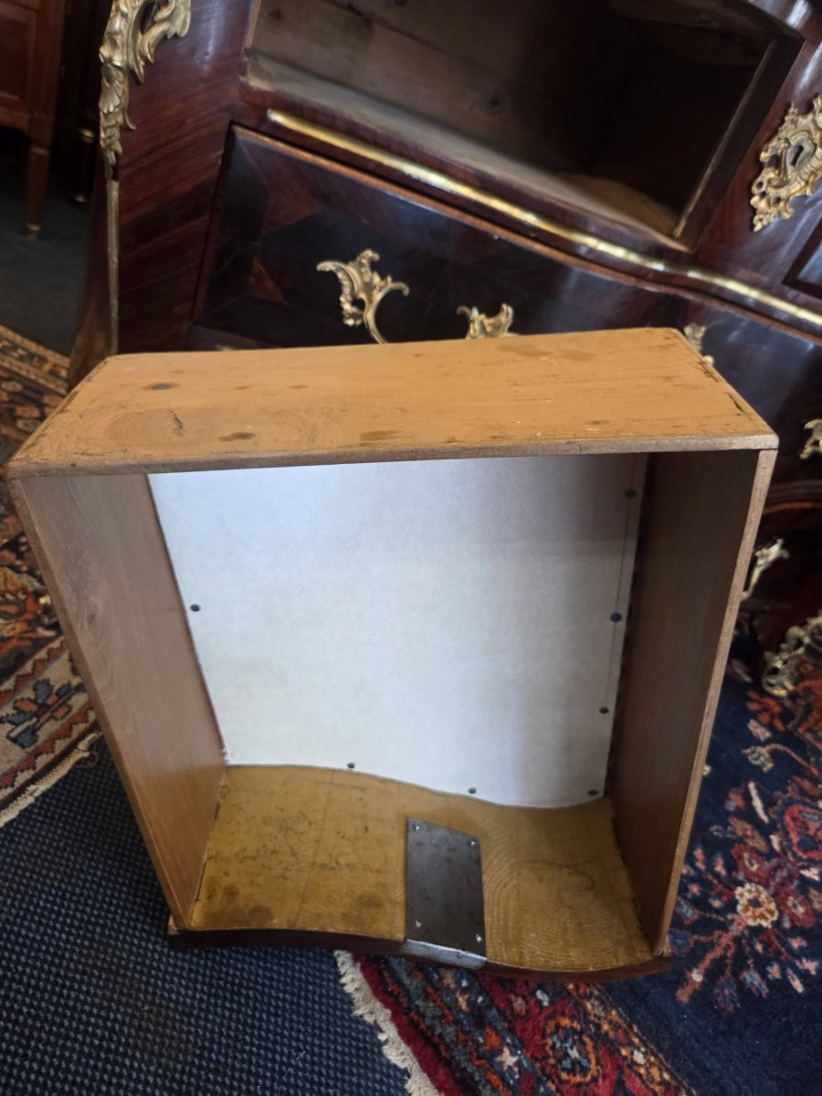 Commode d'époque Régence à façade arbalète en placage d'amarante-photo-5