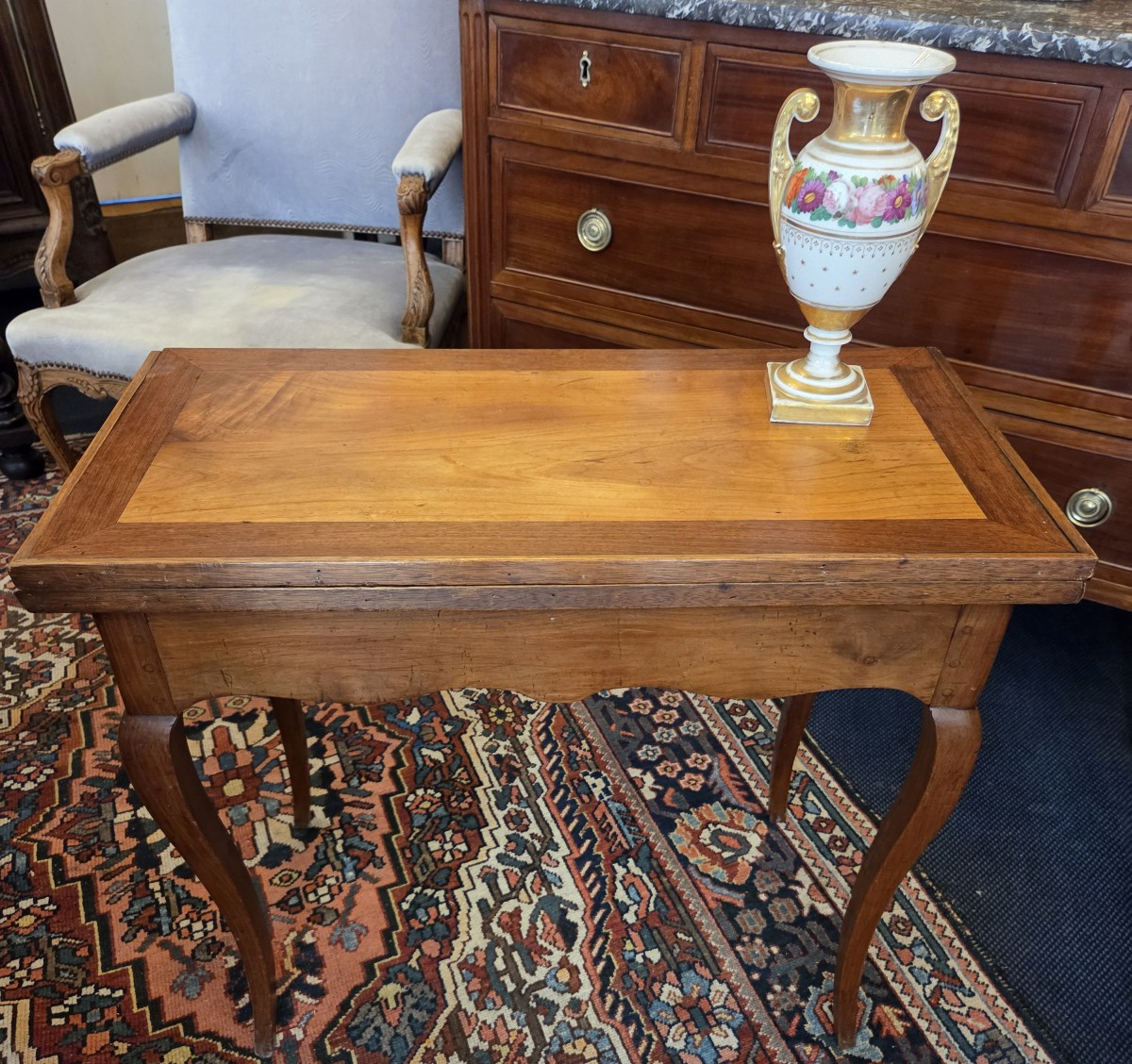 Table à jeux d'époque Louis XV en merisier pouvant faire console ;