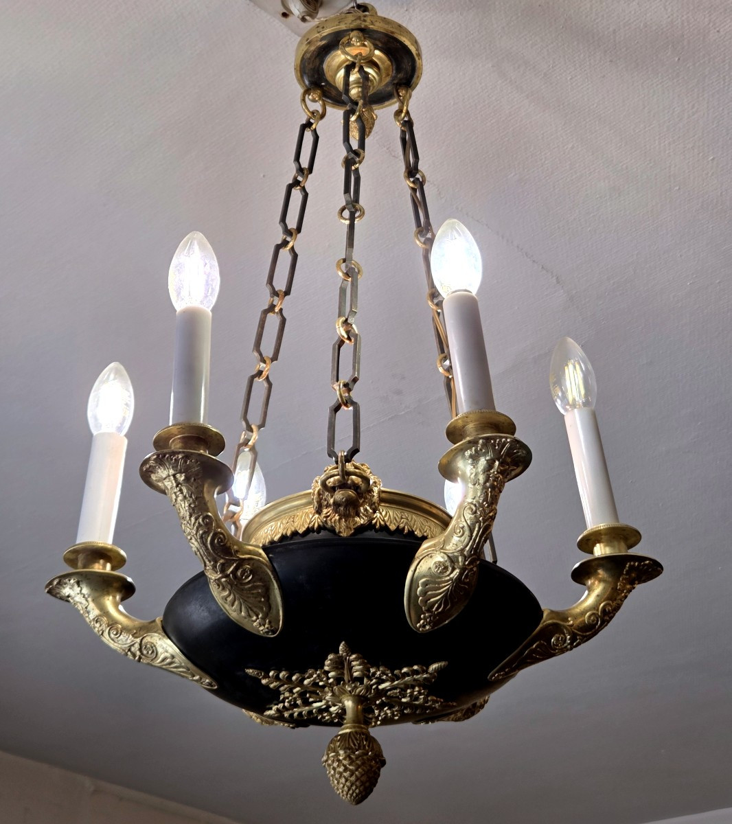 Lustre de style Empire en bronze doré et peint à sept lumières