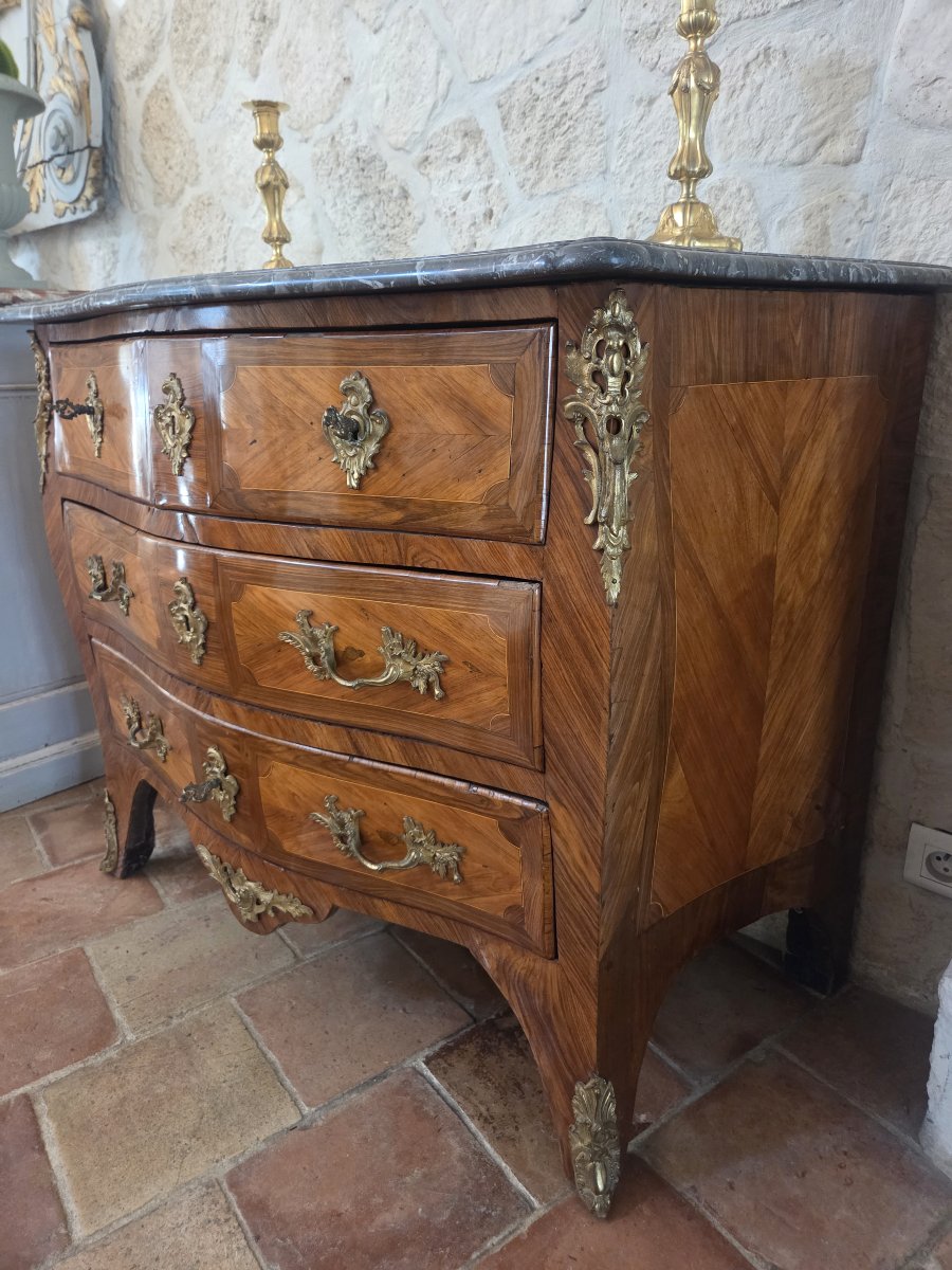 Commode d'époque Louis XV en bois de rose estampillée Gosselin 