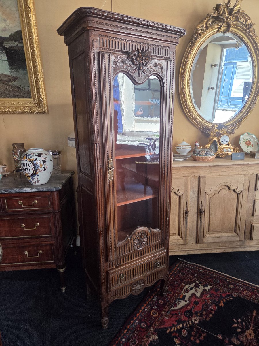 Petite vitrine normande en chêne sculpté XIXème .