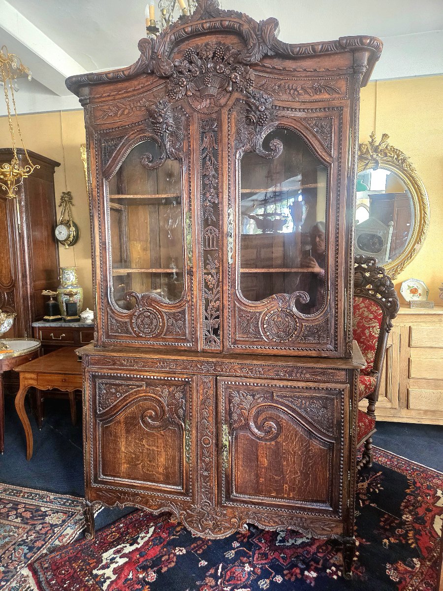 Buffet normand à deux corps en chêne sculpté région de Fécamp début XIXème .