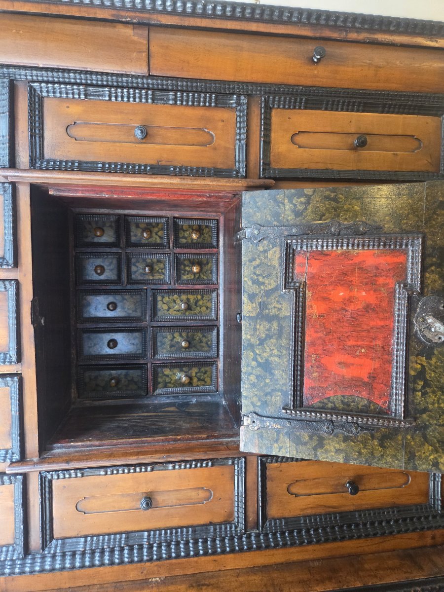 Cabinet flamand en poirier d'époque XVIIème .-photo-1